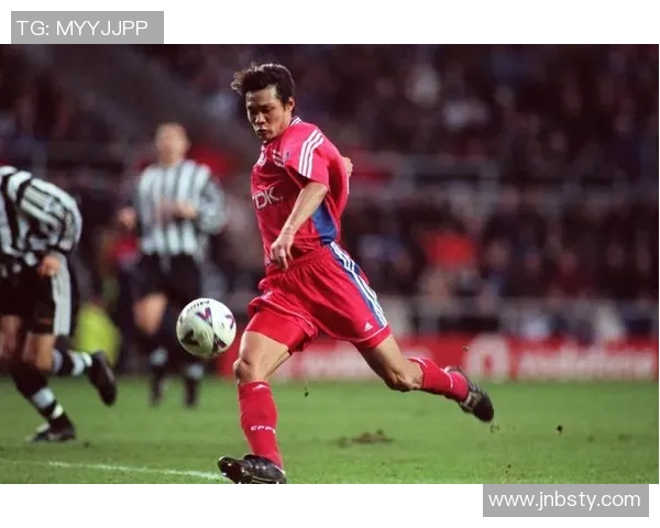 足球场上的魅力风采帅气足球明星头像展现运动与时尚的完美结合