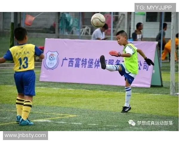 足球巨星助力儿童梦想成真点燃小小心灵的激情与希望